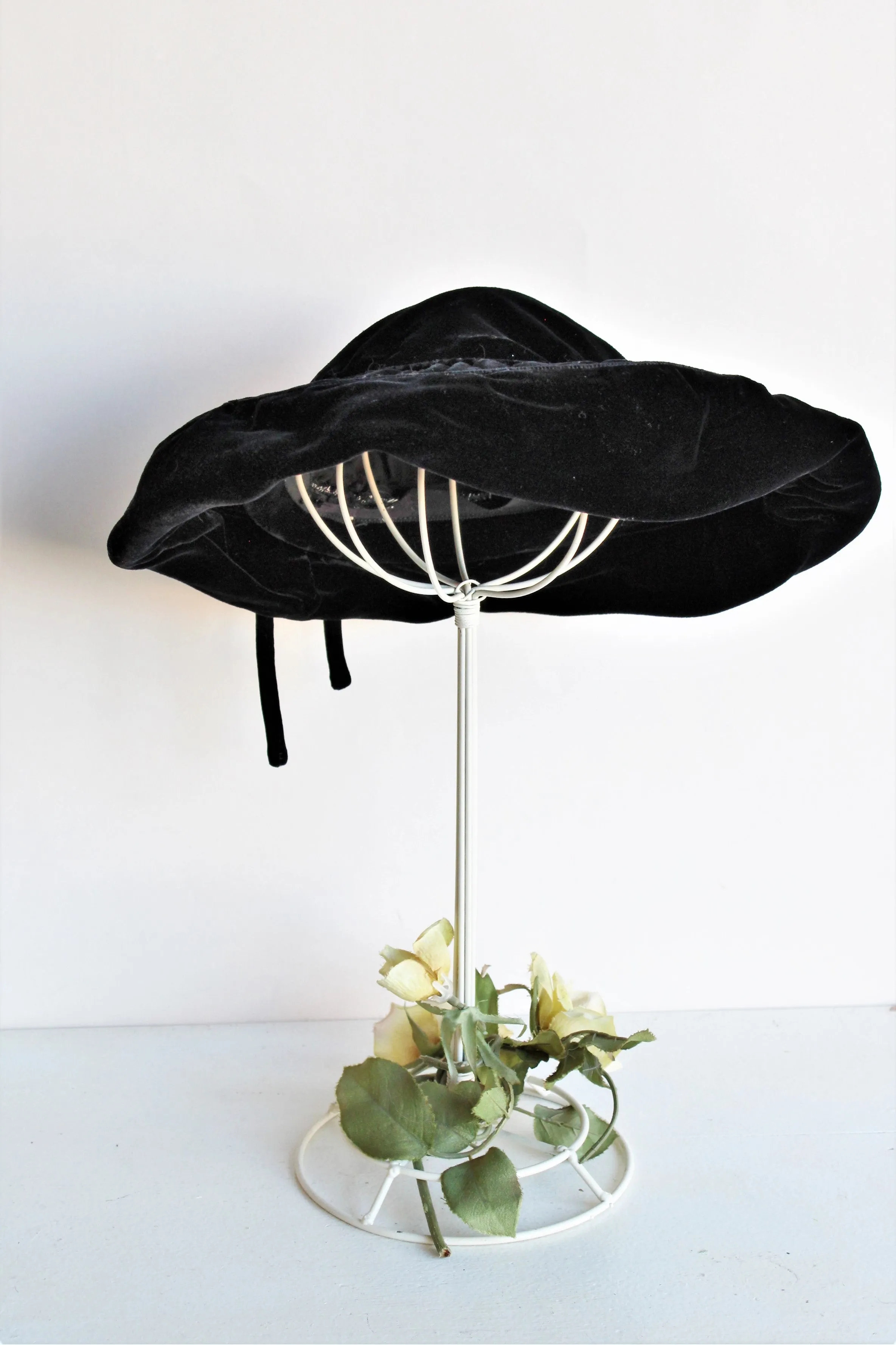 Vintage 1940s 1950s Black Velvet Tilt Hat