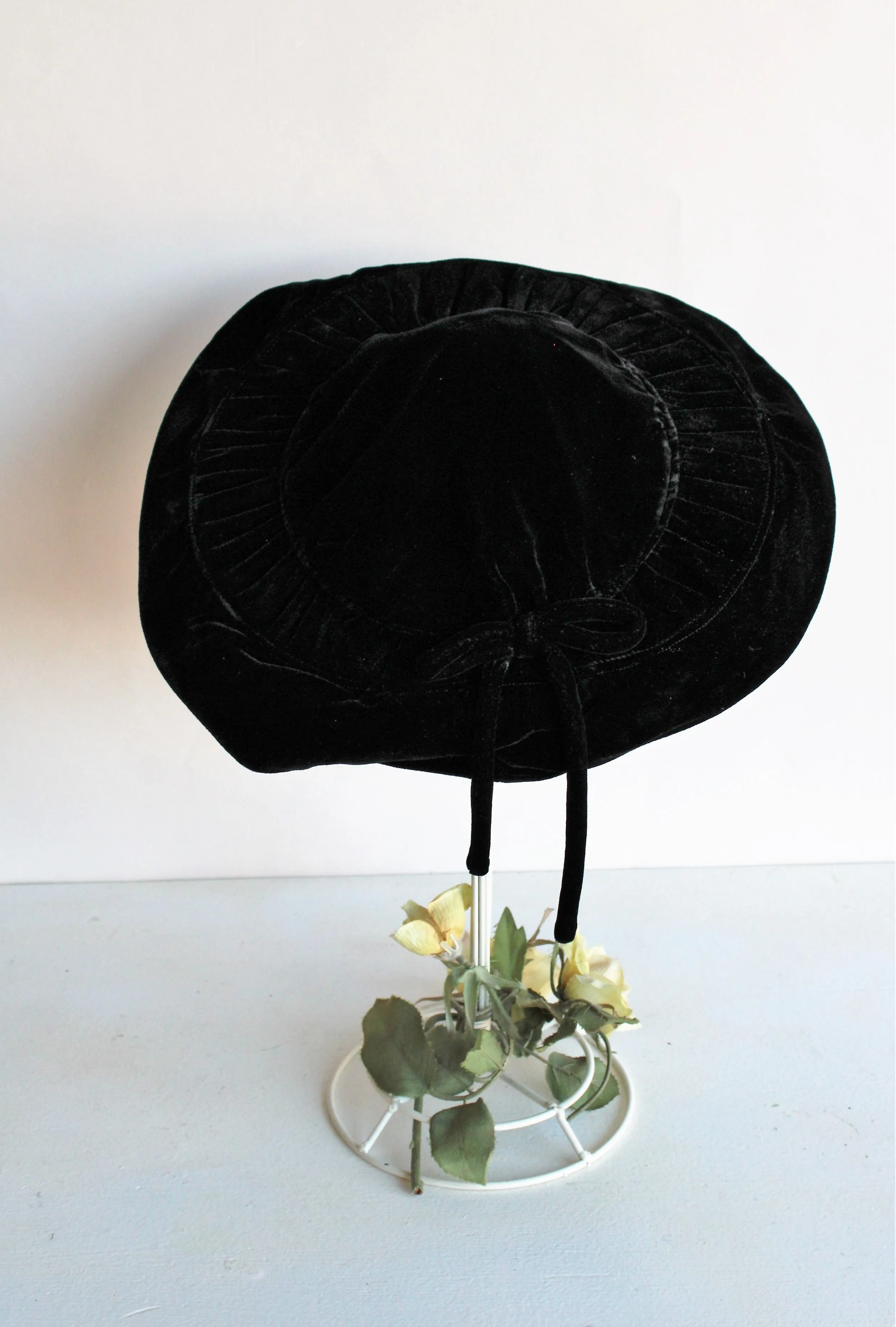 Vintage 1940s 1950s Black Velvet Tilt Hat