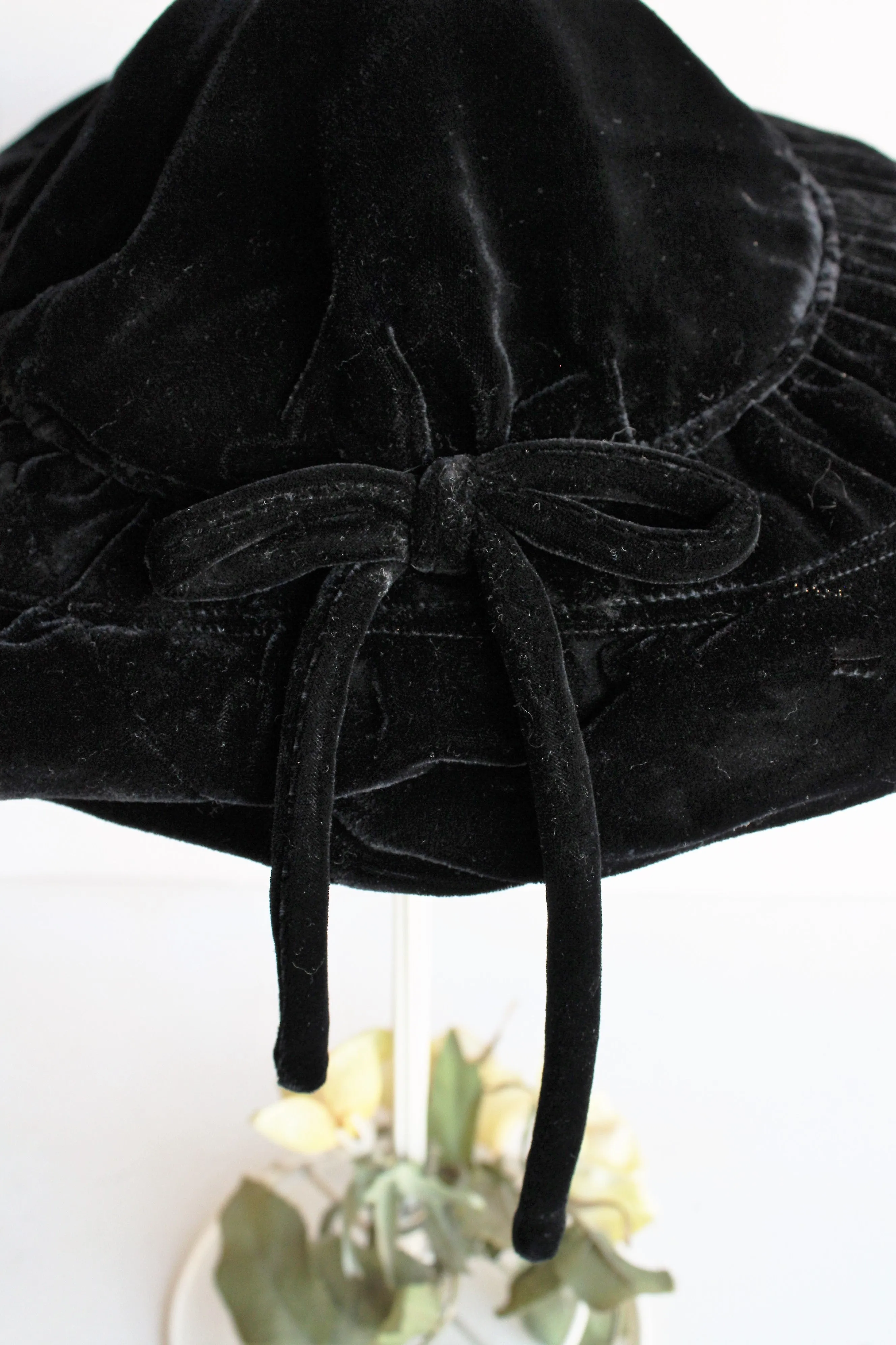 Vintage 1940s 1950s Black Velvet Tilt Hat